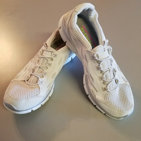 ✔SOLD on Ⓜ✔ Skechers tennis shoes - Picture 2 of 6